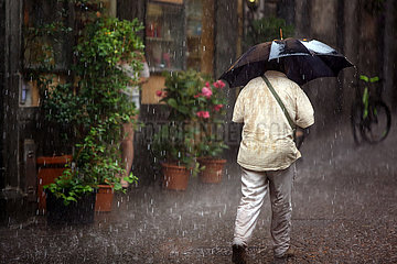 Orvieto  Italien  Mann bei Regenwetter auf einer Strasse