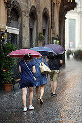 Orvieto  Italien  Menschen bei Regenwetter auf einer Strasse