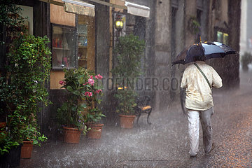 Orvieto  Italien  Mann bei Regenwetter auf einer Strasse