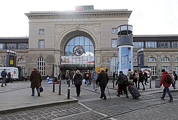 Mannheim  Deutschland  Menschen auf dem Weg zum Hauptbahnhof