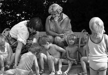 Berlin  Deutsche Demokratische Republik  Kinder und Erzieherinnen in einem Kindergarten