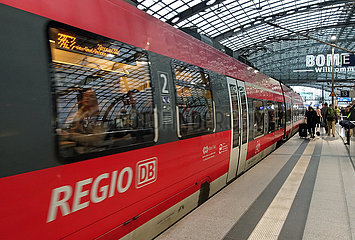 Berlin  Deutschland  Regionalexpress der Linie 3 im Hauptbahnhof