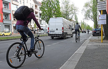Berlin  Deutschland  Fahrradfahrer und Autos fahren gemeinsam auf einer Strasse