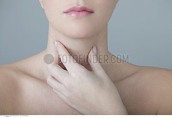 WOMAN WITH SORE THROAT