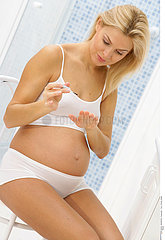 PREGNANT WOMAN  MAKE UP