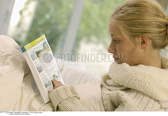 WOMAN READING