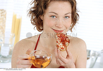 WOMAN EATING BREAKFAST