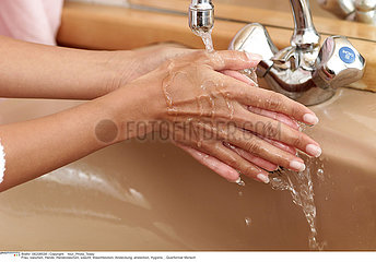 HAND WASHING  WOMAN
