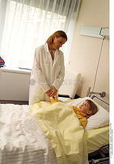 CHILD HOSPITAL PATIENT W. NURSE