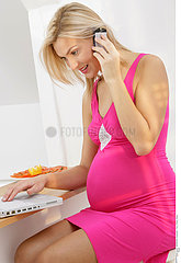 PREGNANT WOMAN WITH PHONE