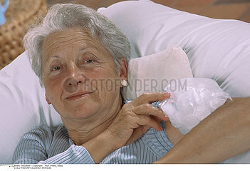 COLD THERAPY ELDERLY PERSON