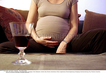 PREGNANT WOMAN DRINKING