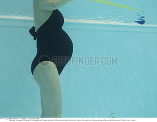 PREGNANT WO. EXERCISING IN WATER