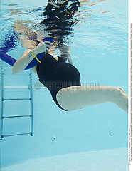 PREGNANT WO. EXERCISING IN WATER