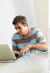 MAN USING A COMPUTER