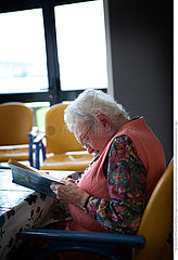 Serie Reportage_104 Seniorenheim ELDERLY PERSON READING