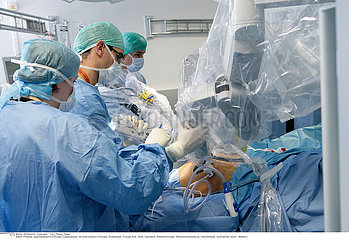 Roboter unterst?tzte Operation /ROBOT-ASSISTED SURGERY