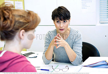 WOMAN IN CONSULTATION  DIALOGUE
