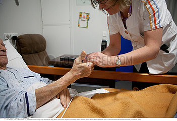 Serie Reportage_104 Seniorenheim TEST FOR DIABETES ELDERLY PERSON