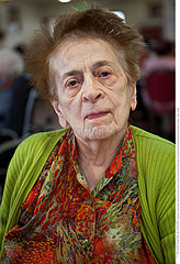 Serie Reportage_104 Seniorenheim PORTRAIT OF +65 YR-OLD WOMAN