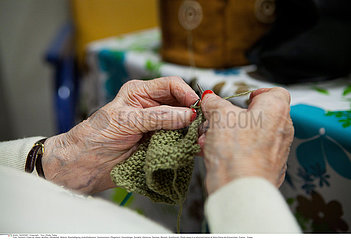 Serie Reportage_104 Seniorenheim MANUAL ACTIVITY  ELDERLY PERSON