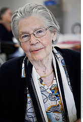 Serie Reportage_104 Seniorenheim PORTRAIT OF +65 YR-OLD WOMAN