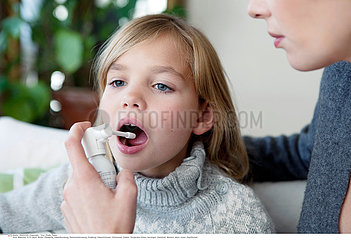CHILD USING SPRAY IN MOUTH