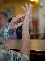 Serie Reportage_104 Seniorenheim ELDERLY PERSON HAND