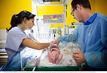 Reportage_175 Schwangerschaft Geburt  Entbindung / MEASURING HEIGHT  NEWBORN BABY