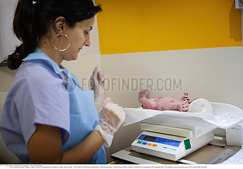 Reportage_175 Schwangerschaft Geburt  Entbindung / WEIGHT  NEWBORN BABY