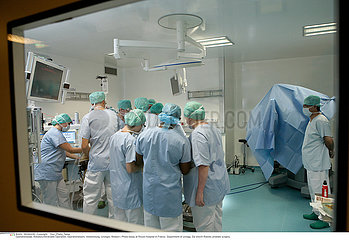 Roboter unterst?tzte Operation / OPERATING ROOM