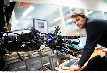 Reportage_153 Roboterforschung / ROBOTICS RESEARCH