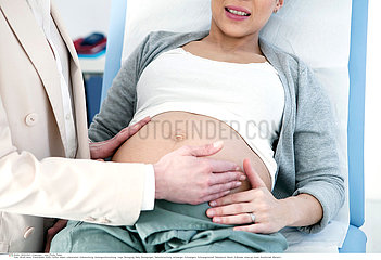 ABDOMEN PALPATION PREGNANT WOMAN