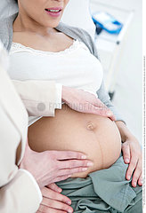 ABDOMEN PALPATION PREGNANT WOMAN