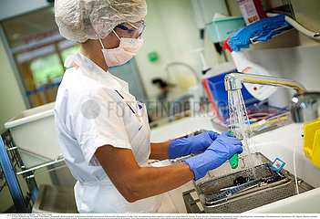 Reportage 227 Sterilisation medizinischer Instrumente / STERILIZATION OF MEDICAL EQUIPMENT Reportage