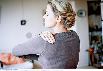WOMAN WITH SHOULDER PAIN