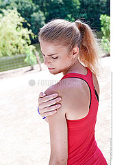 WOMAN WITH SHOULDER PAIN