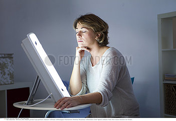 WOMAN LIGHT THERAPY