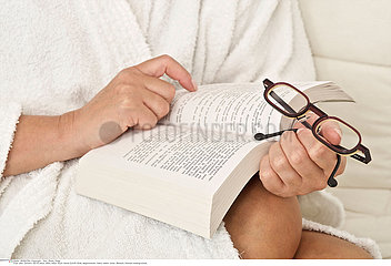 WOMAN READING Studio