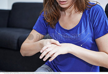 WOMAN WITH PAINFUL HAND Studio