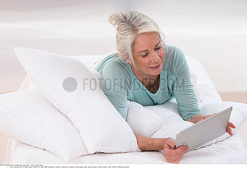 SENIOR WITH TABLET
