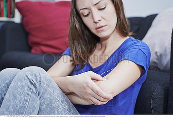 WOMAN WITH ELBOW PAIN Studio
