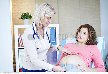 PREGNANT WOMAN IN CONSULTATION