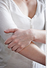 WOMAN WITH ELBOW PAIN Studio