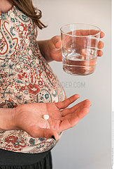 PREGNANT WOMAN TAKING MEDICATION