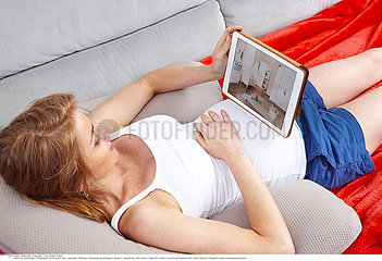 PREGNANT WOMAN WITH TABLET
