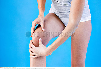 KNEE PAIN IN A WOMAN