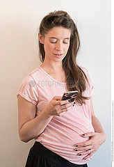 PREGNANT WOMAN WITH PHONE