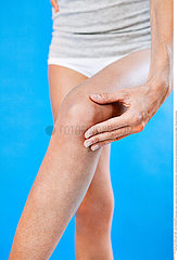 KNEE PAIN IN A WOMAN