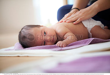 Reportage_263 Babymassage / INFANT BEING MASSAGED